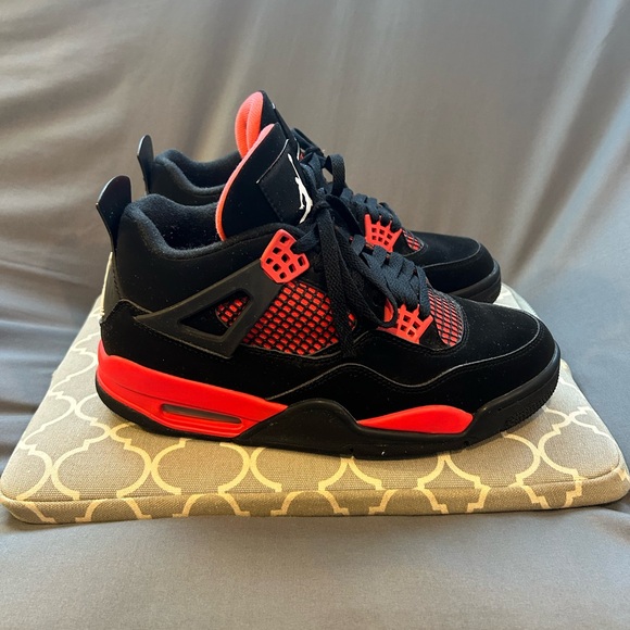 Jordan 4 Retro
Thunder Red” - Picture 11 of 13